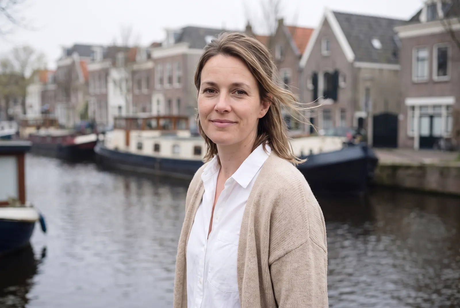 Fleur wandelt langs een gracht in zacht ochtendlicht
