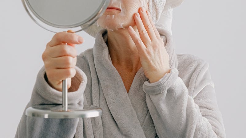 Illustratie bij Decolleté Rimpels: Oorzaken en Effectieve Behandeling